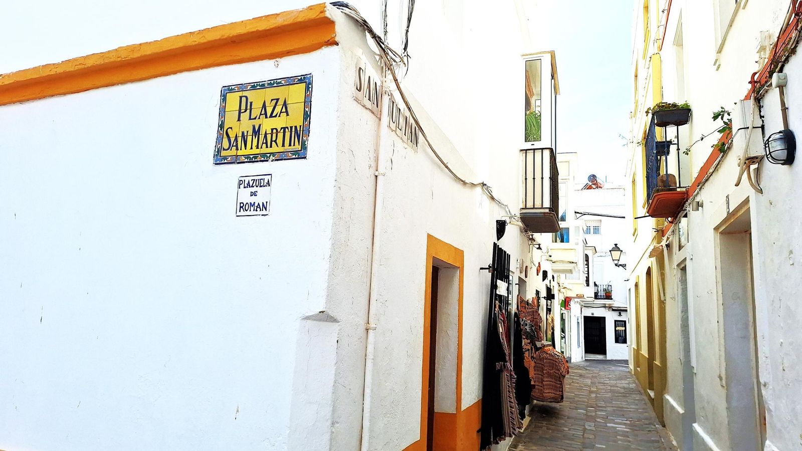Calle de San Julián, entre las plazuelas de San Julián y la de San Martín.