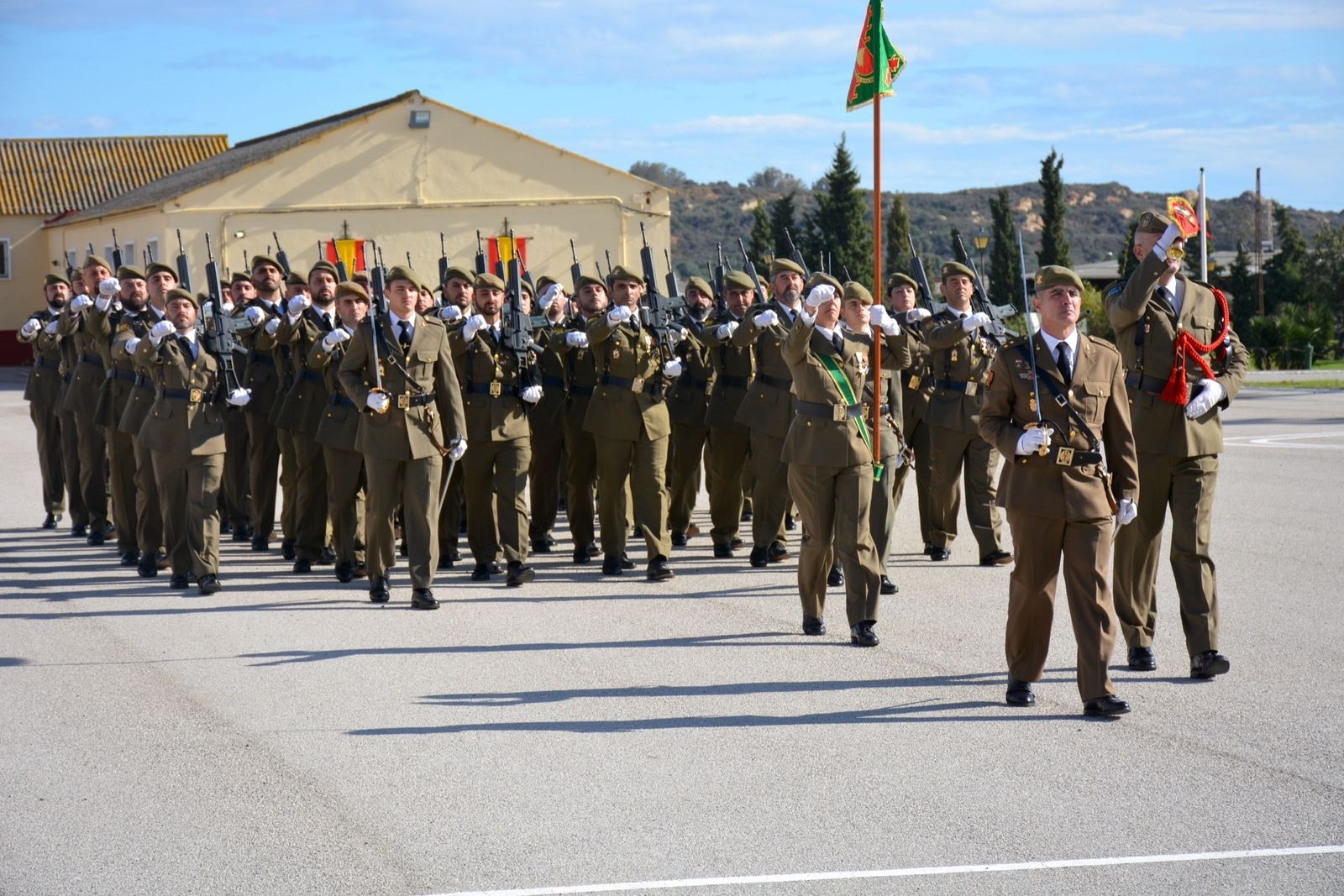 Los artilleros desfilan en el cuartel sanroqueño de Buenavista por Santa  Bárbara