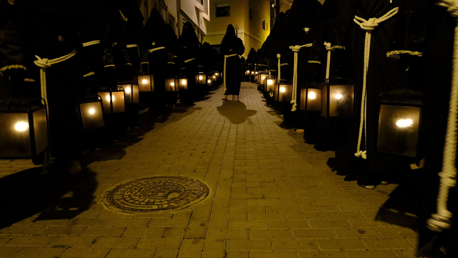 Las mejores imágenes de la Procesión del Perdón, en la noche del Martes Santo en Almería