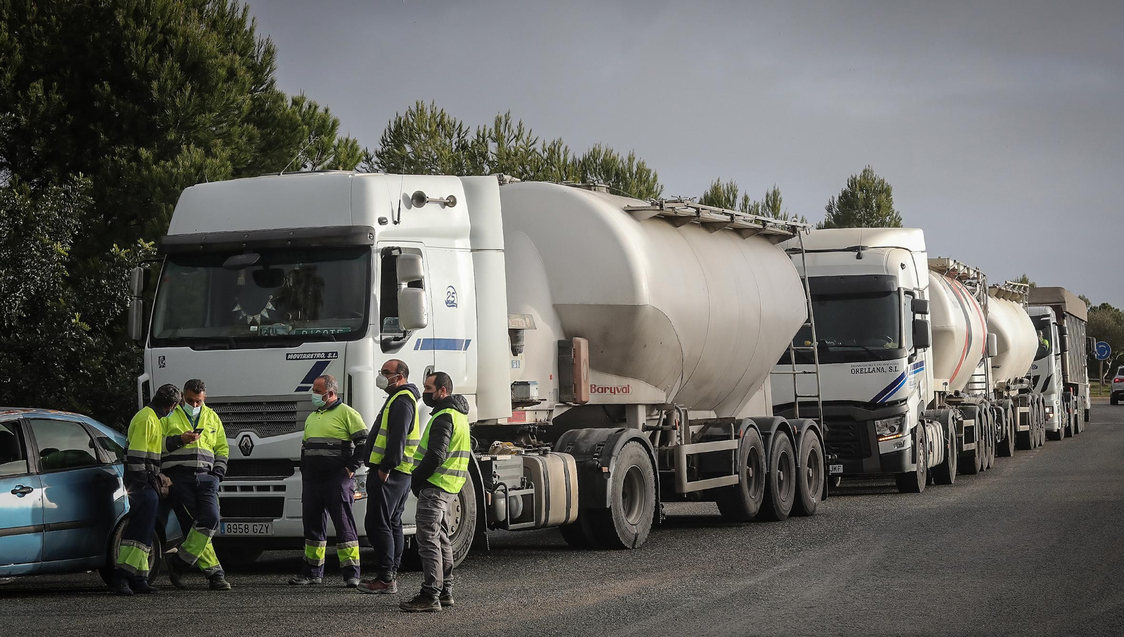 Trabajadores de la cementera Holcim se concentran en la entrada de la planta de Jerez