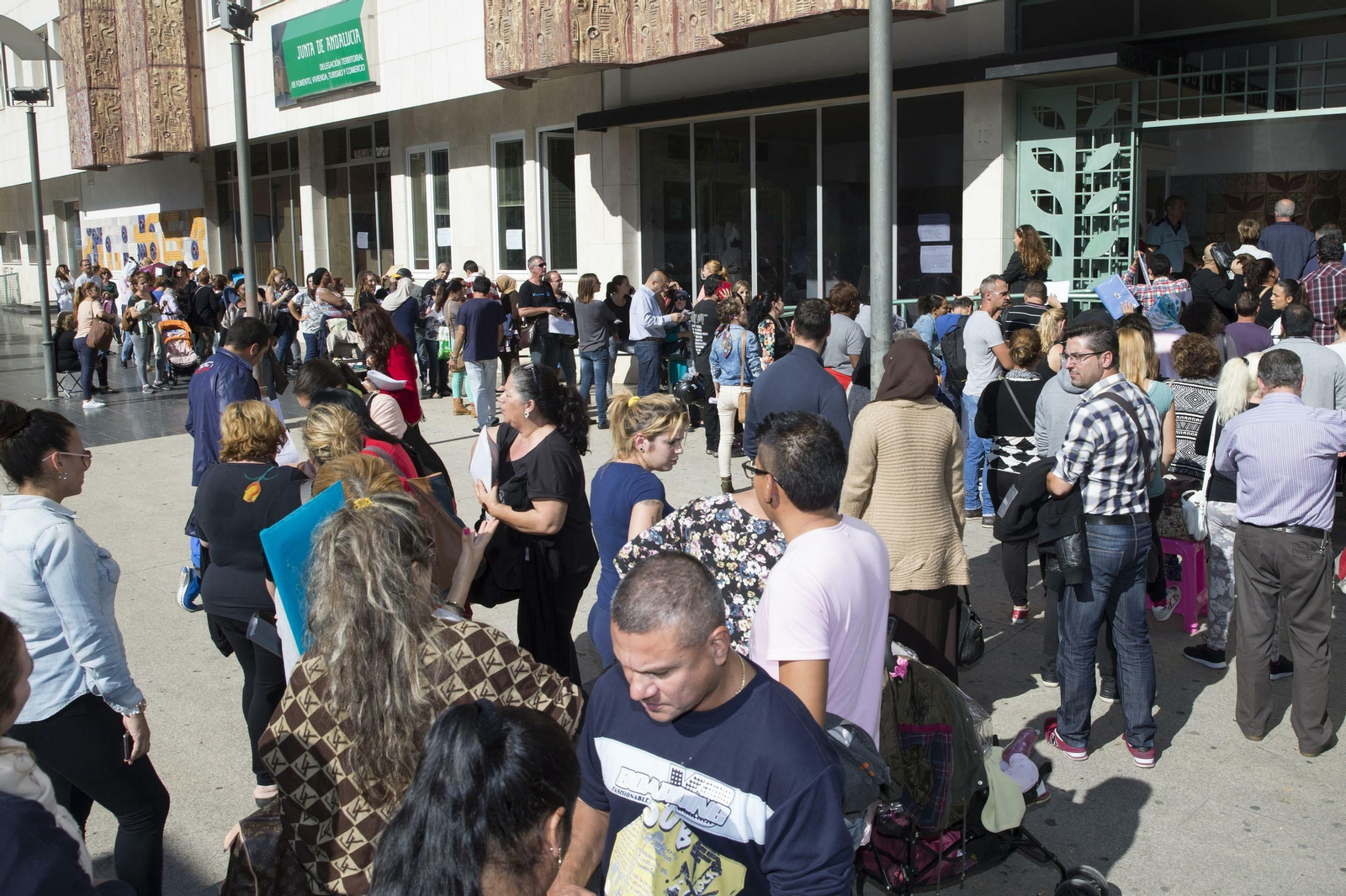 Imagen de archivo de decenas de solicitantes de las ayudas al alquiler convocadas por la Junta.