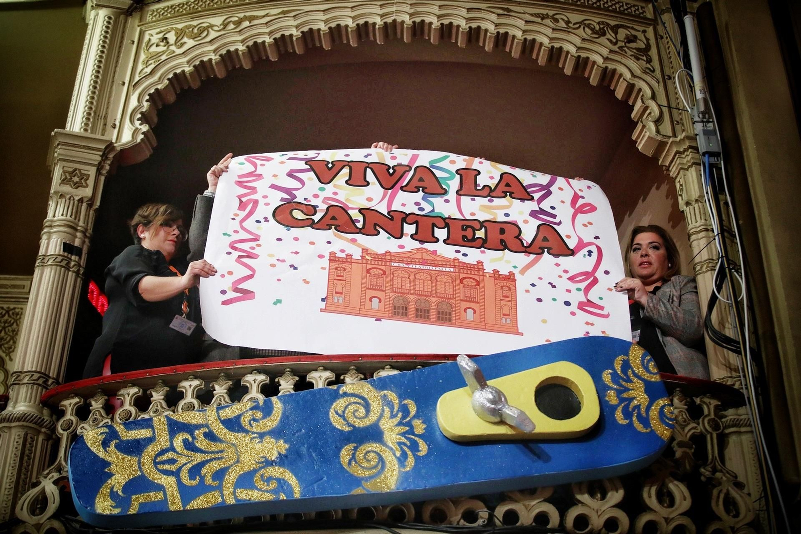 El jurado saca una pancarta de apoyo a la cantera.