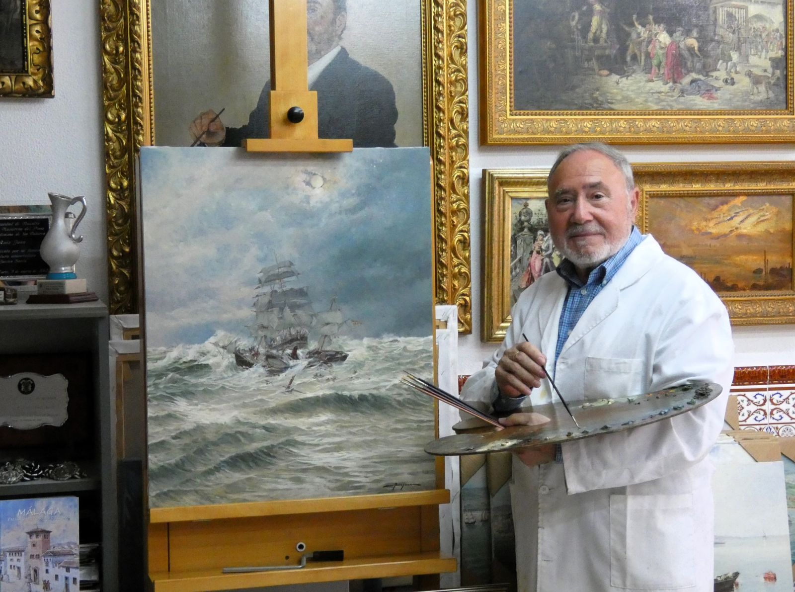 El pintor Ruíz-Juan dando las últimas pinceladas a su cuadro 'El naufragio del Miño'.