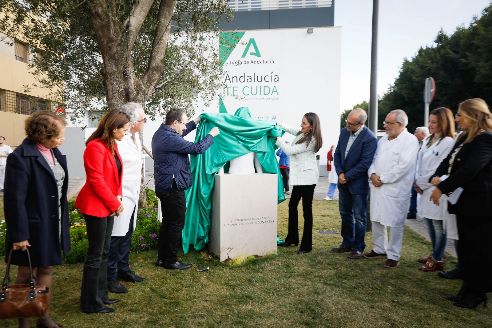 La delegada del Gobierno de la Junta de Andalucía en Almería inaugura una escultura de homenaje a los donantes de órganos en el hospital Torrecárdenas.