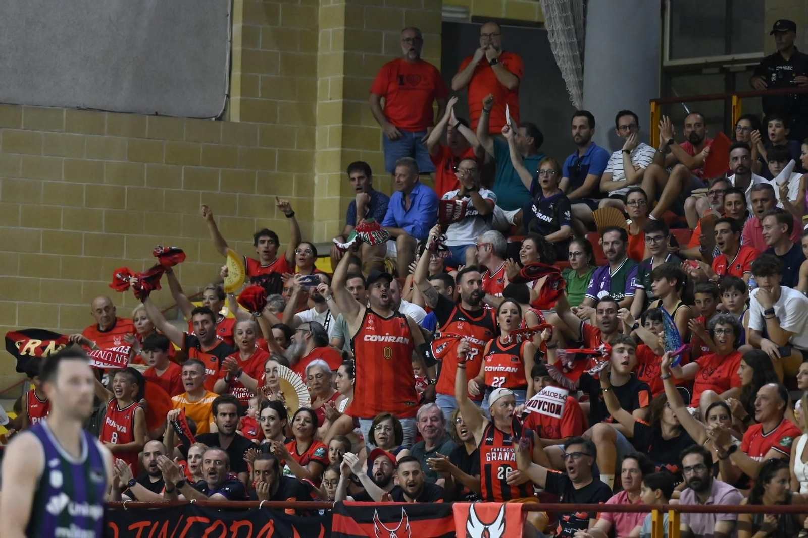 Las mejores fotos del ambiente en Vista Alegre para el Covirán Granada - Unicaja Málaga