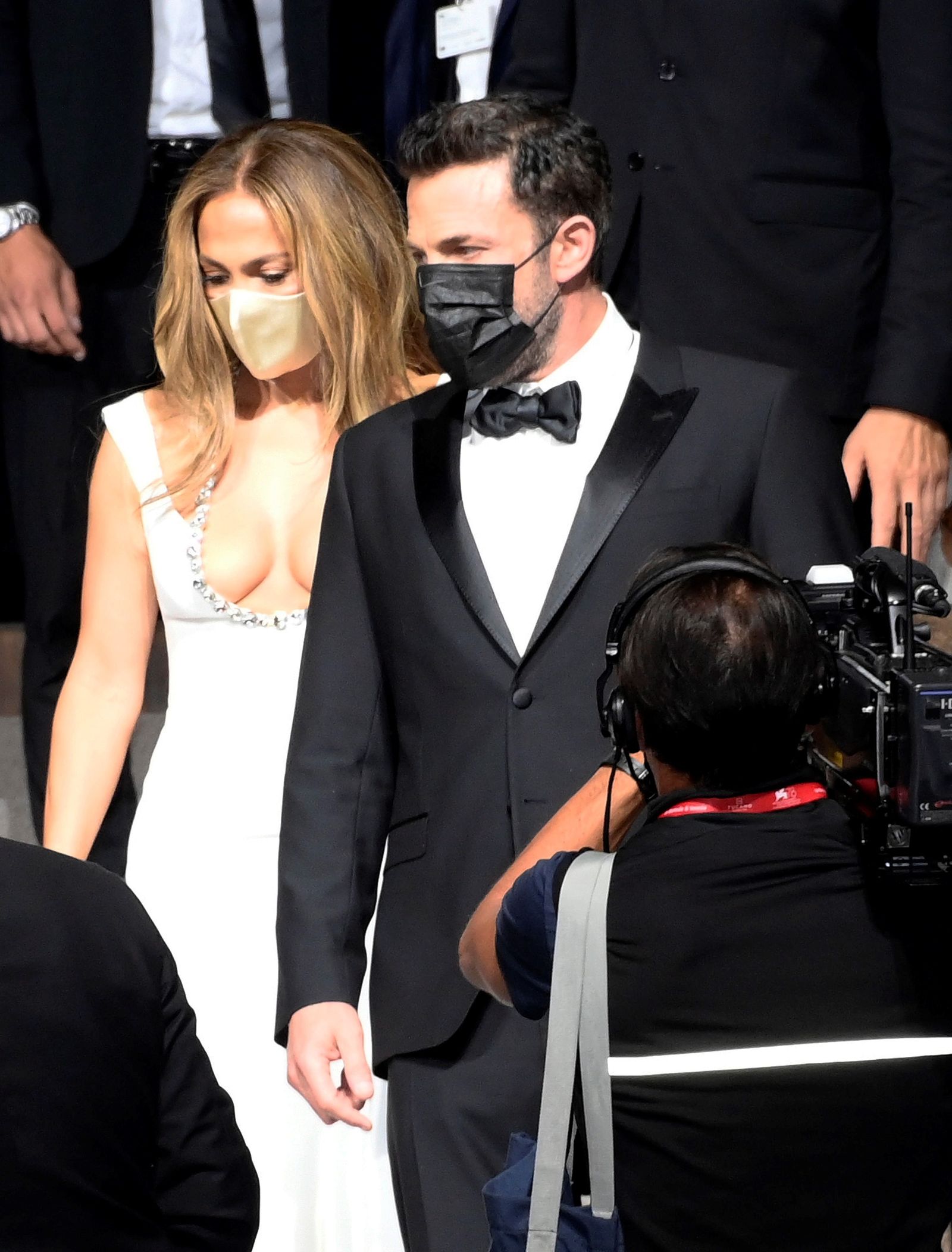 La pareja, con las mascarillas, accede al recinto de la Mostra.