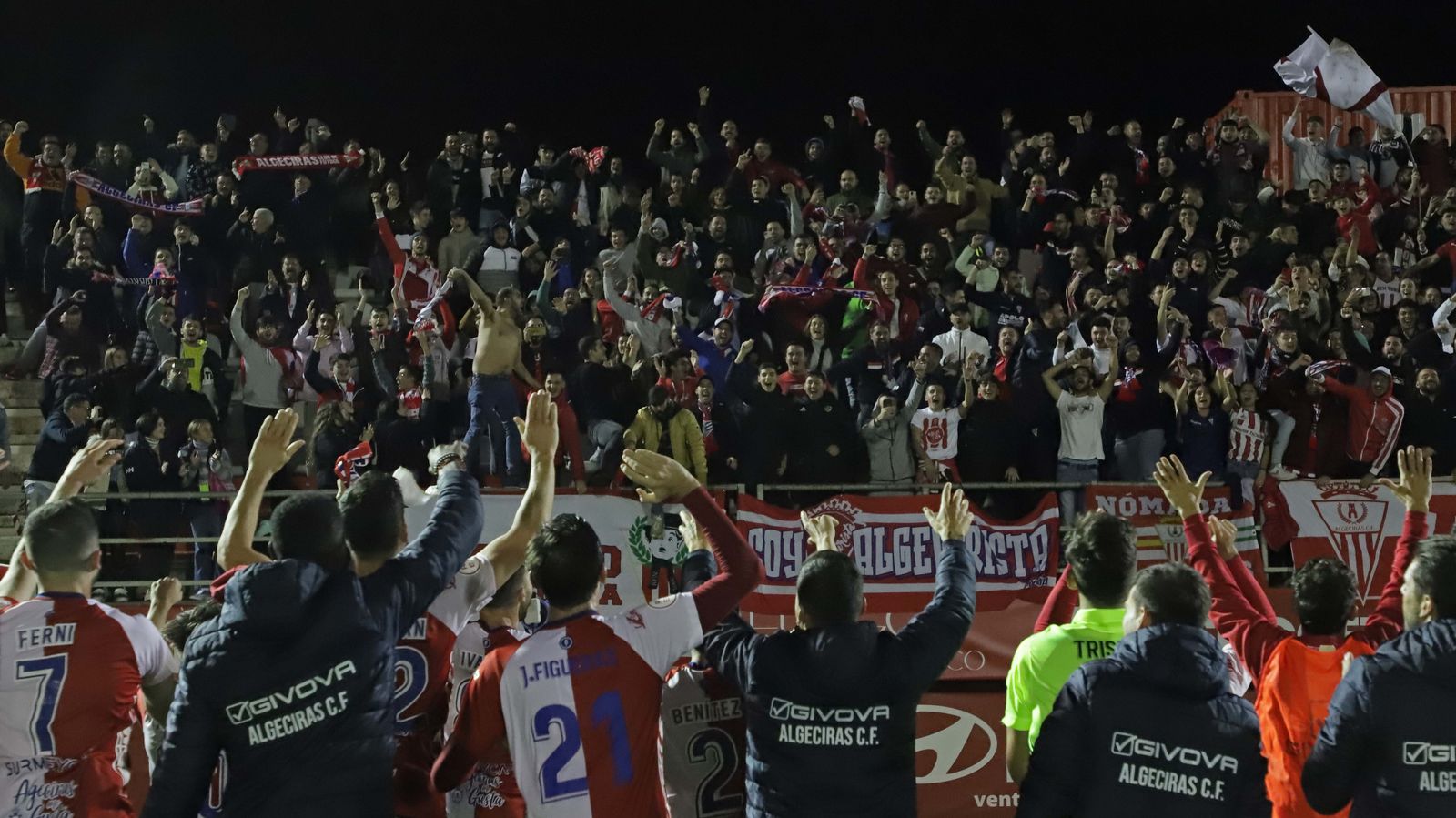 Jugadores y aficionados del Algeciras celebran el último triunfo en casa.