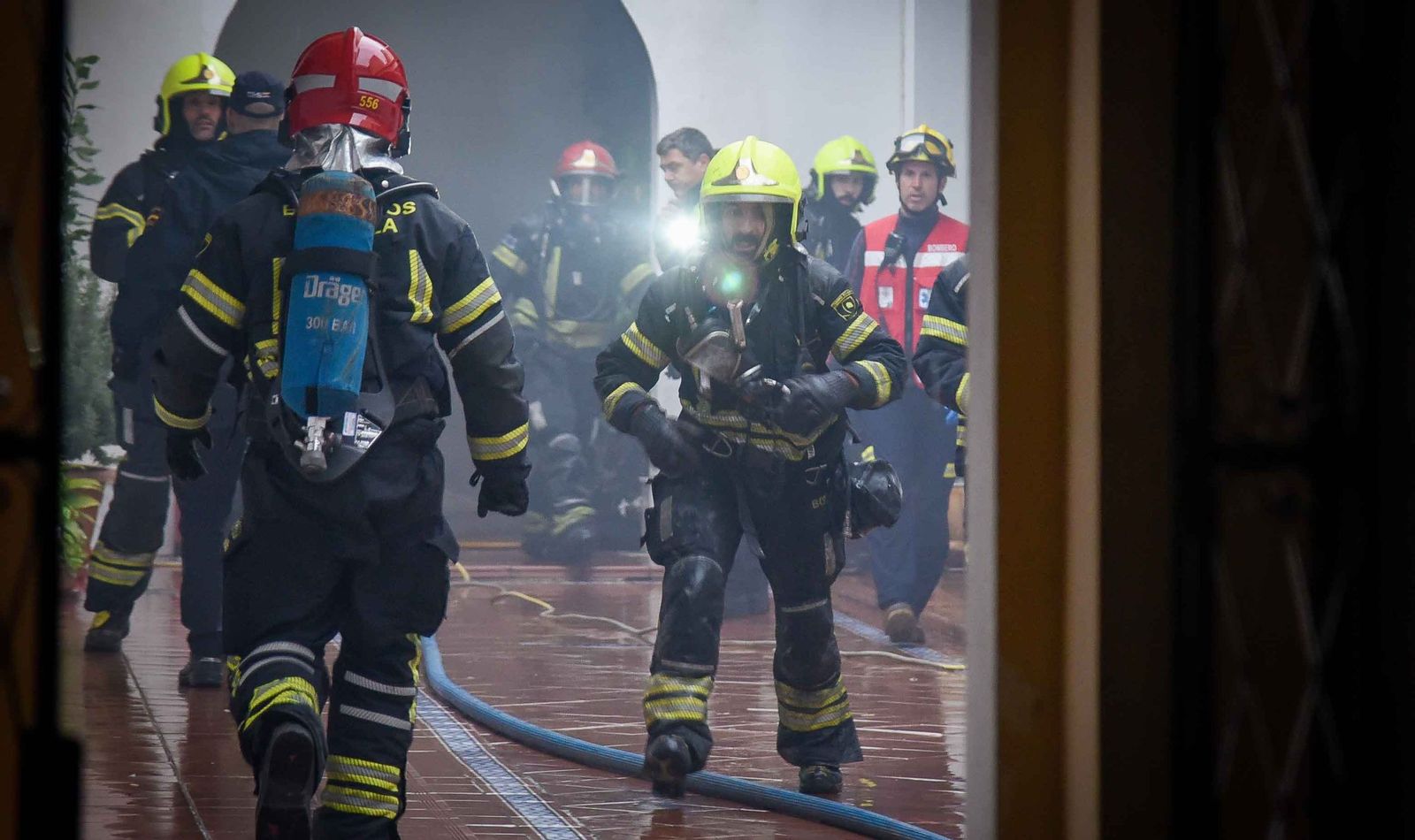 Un herido muy grave y varios desalojados en un incendio en Triana