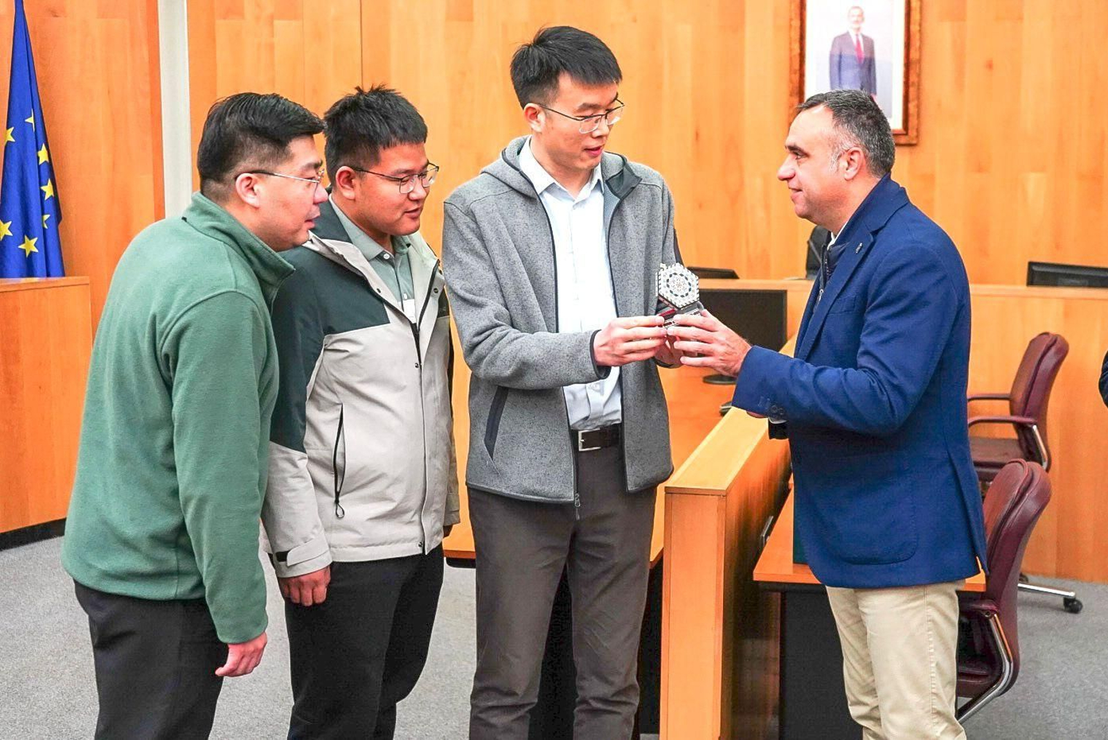 Francis Rodríguez entrega un obsequio ganadino a la delegación china