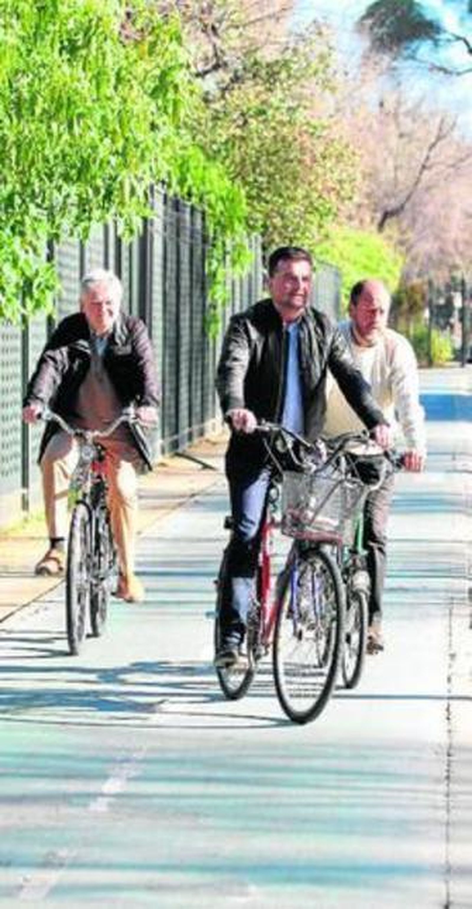 Maíllo conduce una bicicleta ayer por el carril bici de Sevilla.