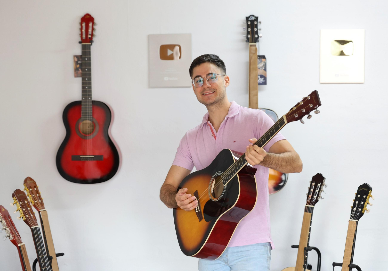 Las fotos de Adrián Campos, el malagueño que triunfa en TikTok y YouTube con sus clases de guitarra