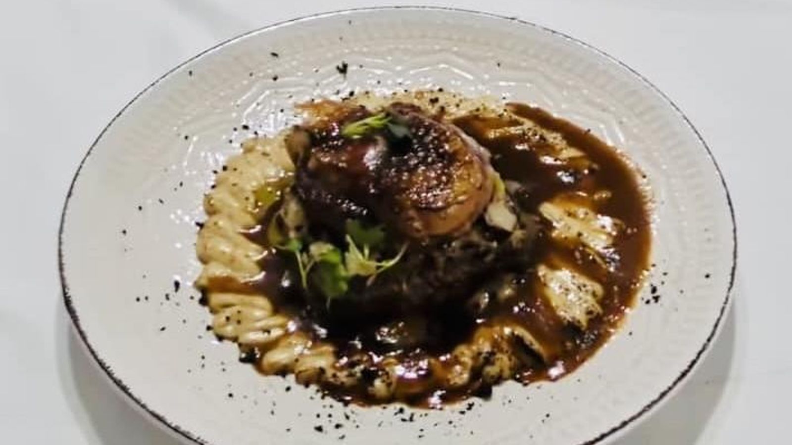 Primer clasificado Cocina Tradicional: La Taberna de las Quince Letras / Plato: Solomillo de retinto a la sal, relleno de setas y foie al oloroso