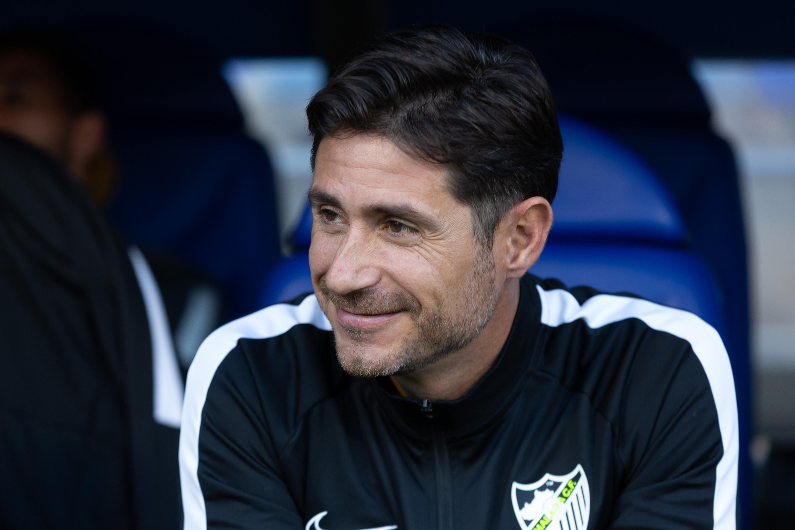 Víctor, sonriente, en el banquillo de La Romareda.