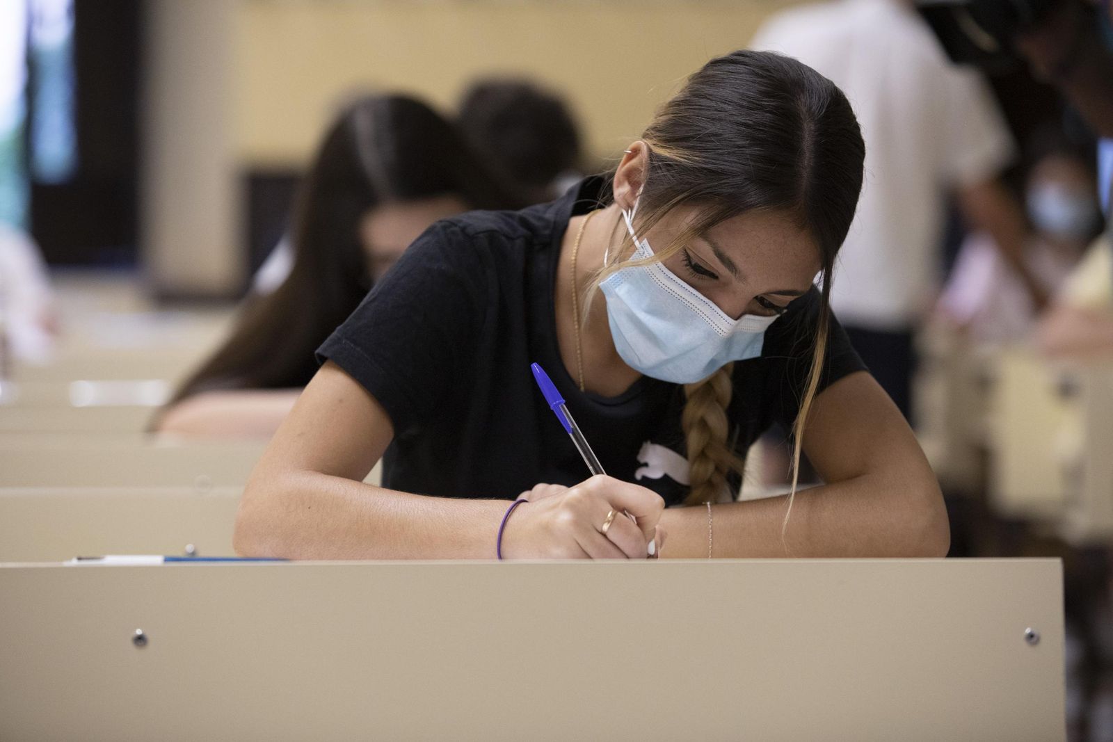 Estudiante durante una prueba de Selectividad en Derecho.