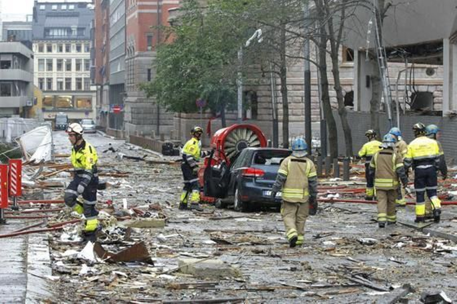 Dos ataques sacuden la capital noruega, el primero con un coche bomba en el centro de la ciudad y el segundo en un campamento juvenil.

Foto: EFE