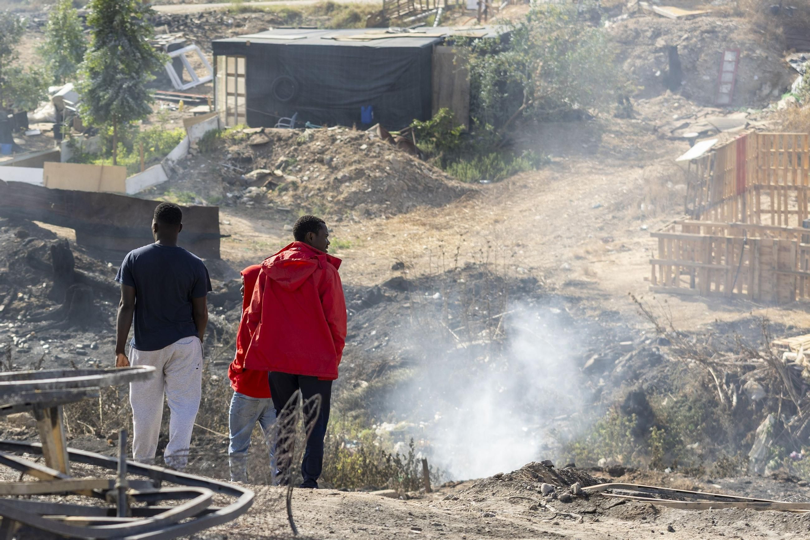 Un incendio forestal afecta a unas 70 chabolas de un asentamiento de Palos de la Frontera.