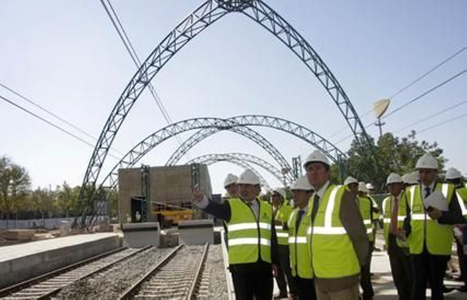 El presidente del Administrador de Infraestructuras Ferroviarias (ADIF), Antonio González, visita las obras de la línea C2 del cercanías junto al delegado del Gobierno en Andalucía, Luis García Garrido, y el portavoz del PSOE en el Ayuntamiento hispalense, Juan Espadas.

Foto: Bel?Vargas