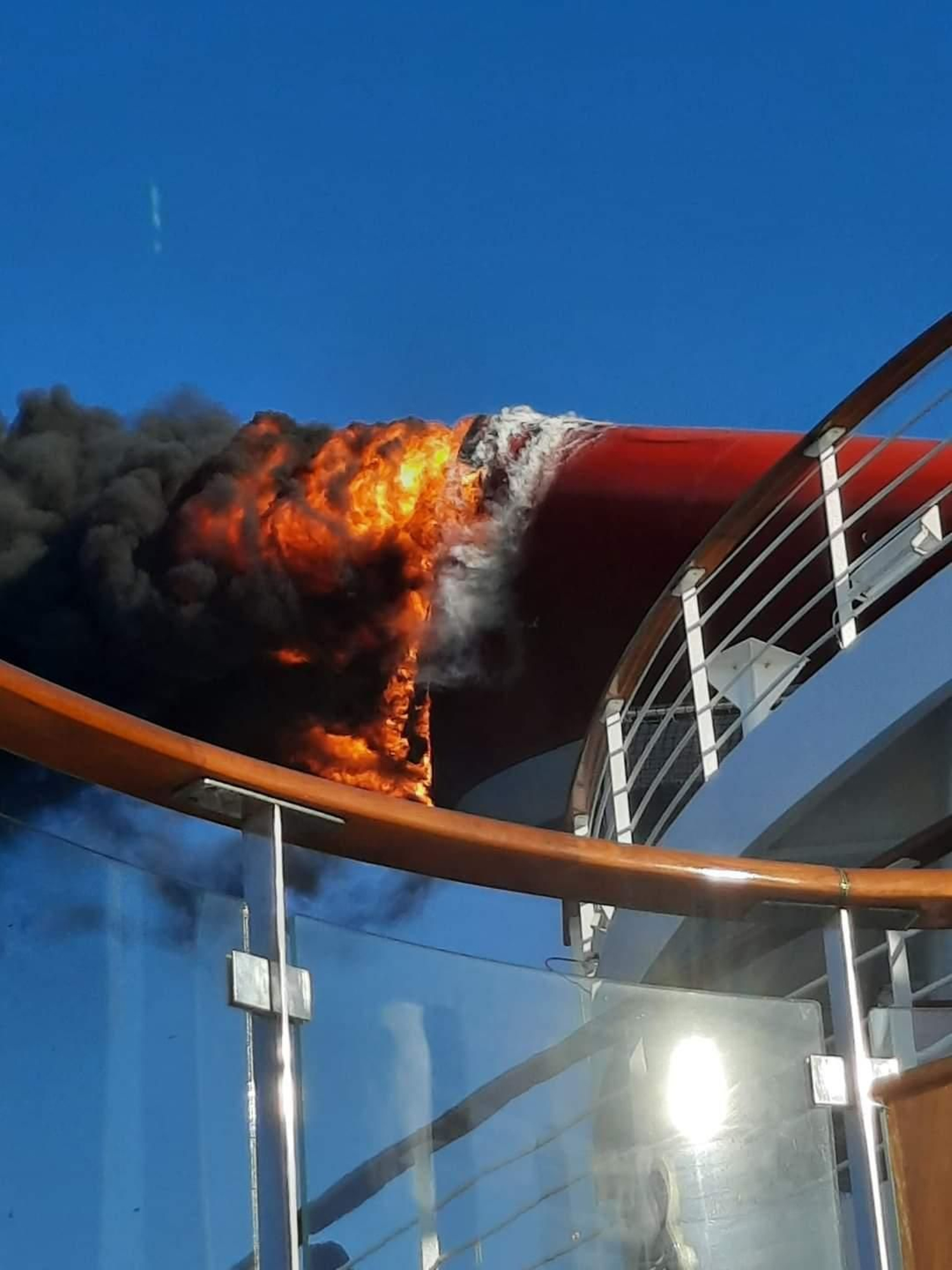 El fuego destrozó por completo la chimenea del crucero de la Carnival. El fuego destrozó por completo la chimenea del crucero de la Carnival.