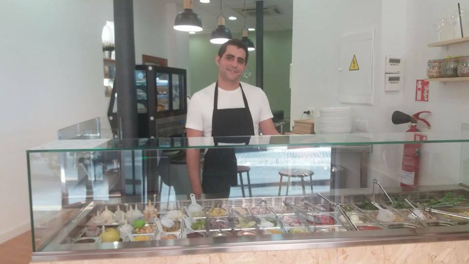 Juan Navarro, uno de los propietarios ,  en la zona de preparación de ensaladas