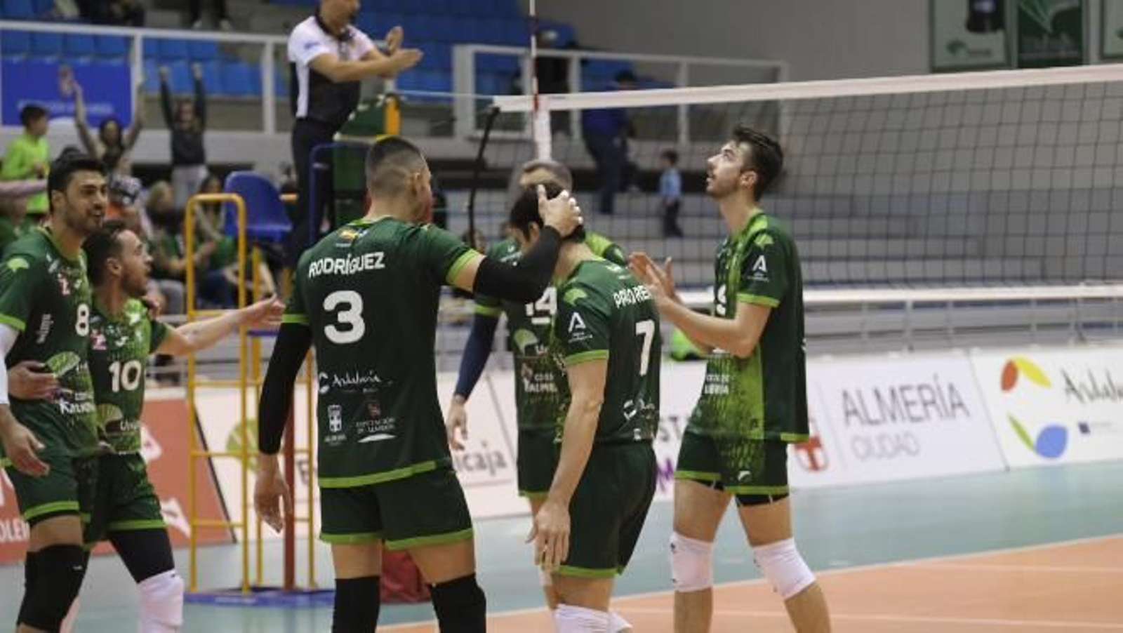 Los jugadores ahorradores celebran uno de los puntos de la temporada.
