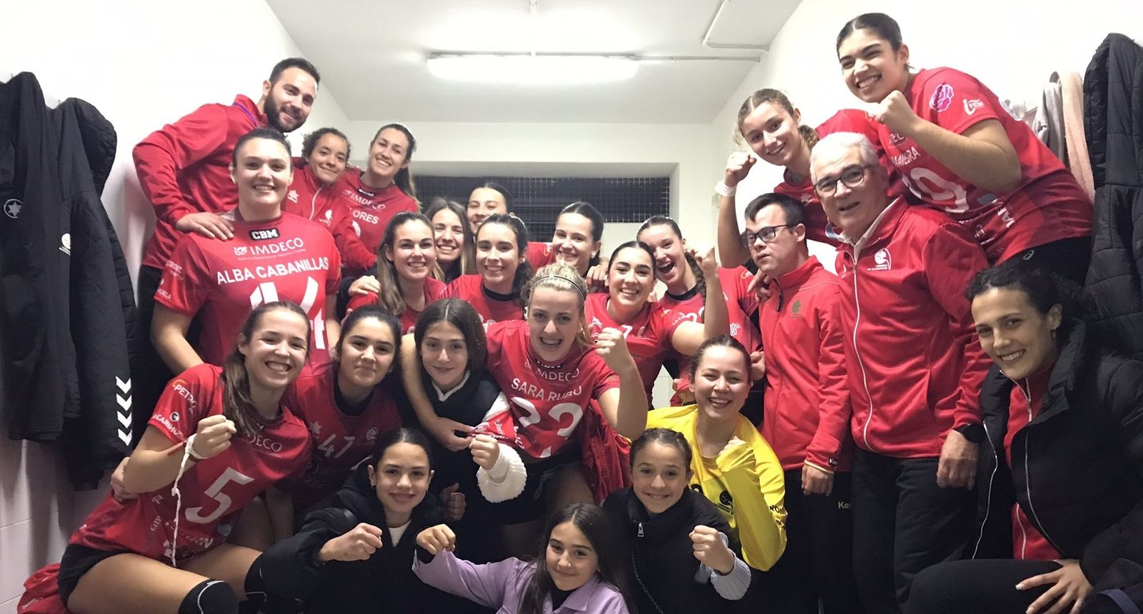 Las jugadoras y cuerpo técnico del Deza CBM festejan su triunfo.
