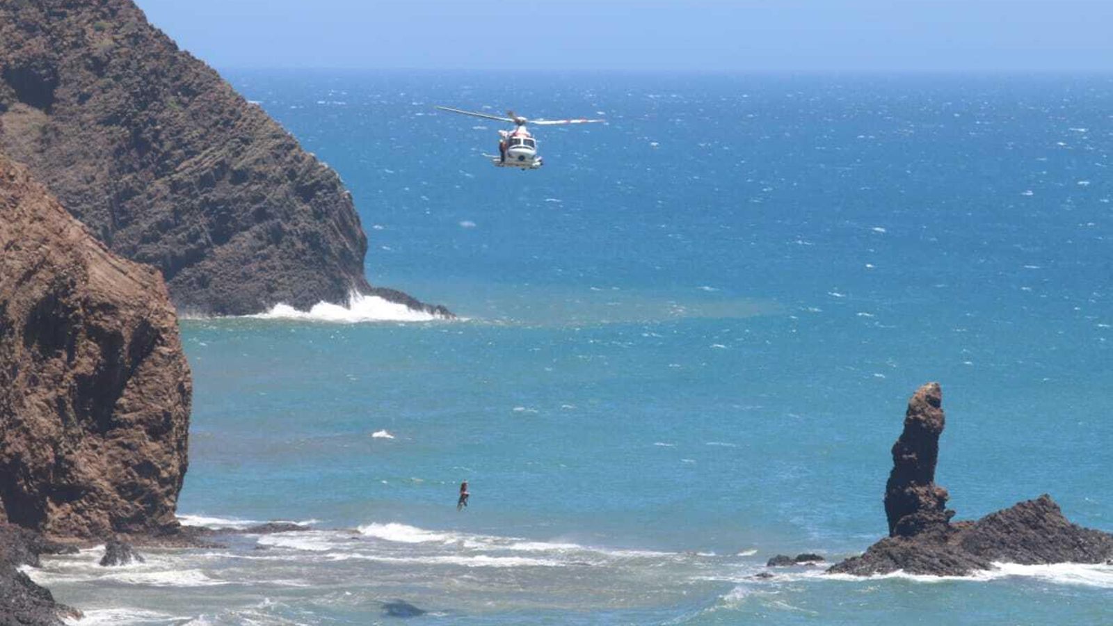 El 'Helimer 215' de Salvamento Marítimo ha rescatado uno de los cuerpos.