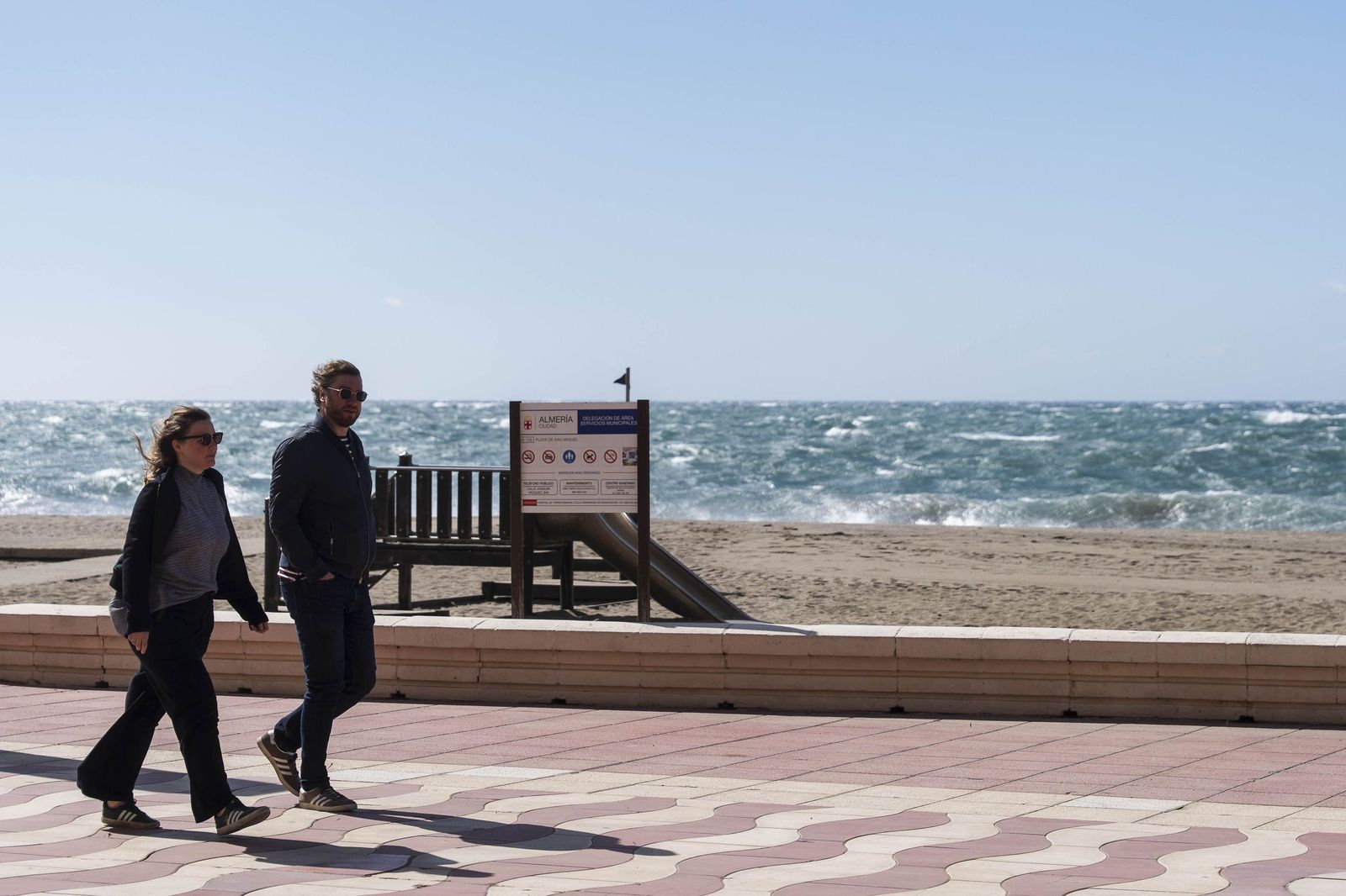 Las imágenes del viento que sacude Almería con rachas de hasta 93 km/h
