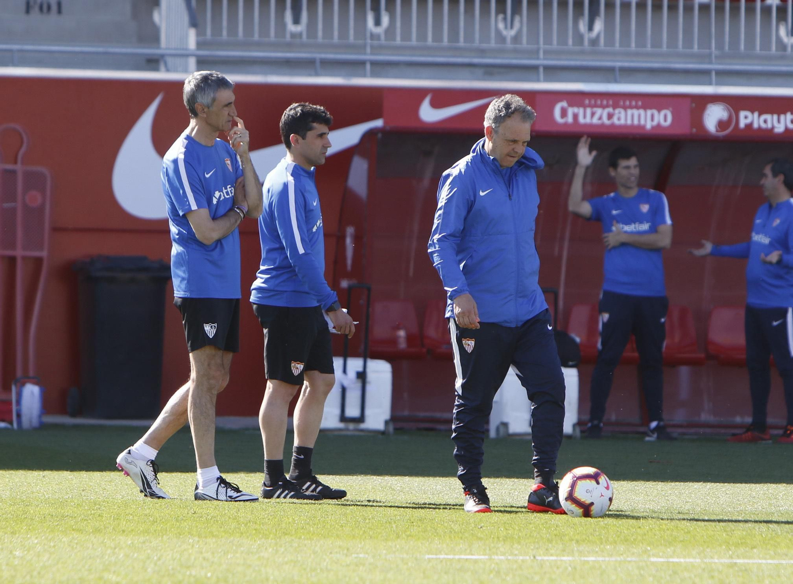 Caparrós, ante Álvarez y Gallardo, dos de sus ayudantes.