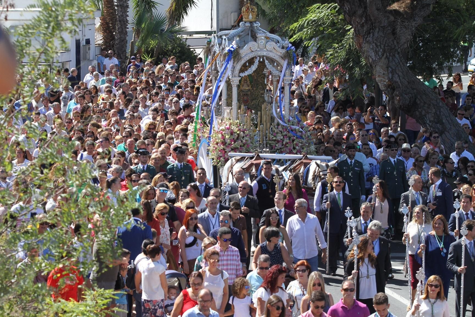 El simpecado del Rocío, camino de la Cinta
