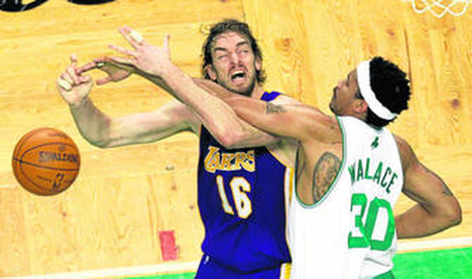 Pau Gasol recibe un duro manotazo de Rasheed Wallace cuando se dispone a lanzar a canasta.