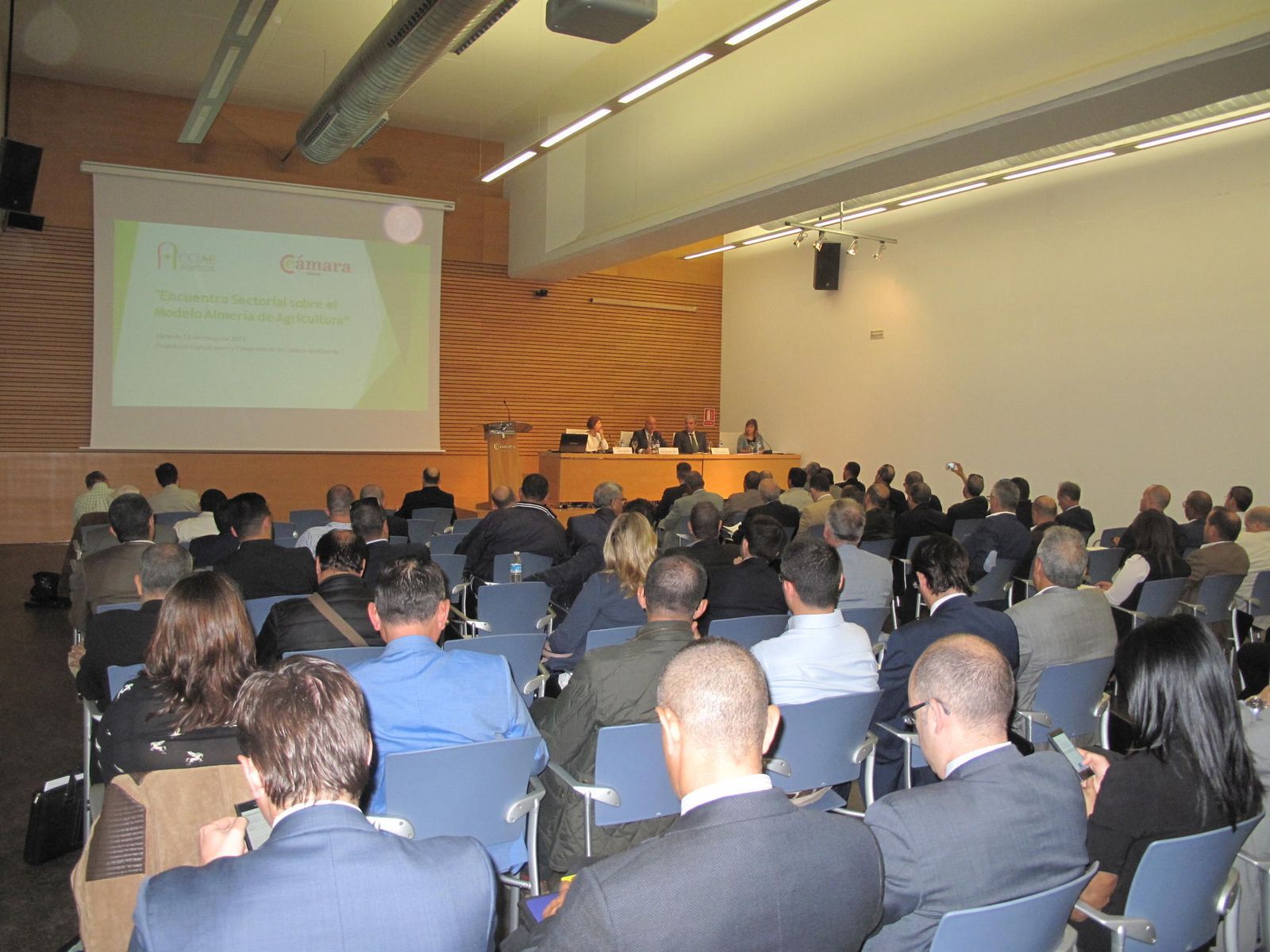 El Palacio de Congresos de Aguadulce albergará mañana el I Foro de Empresas Exportadoras de Almería 2017.