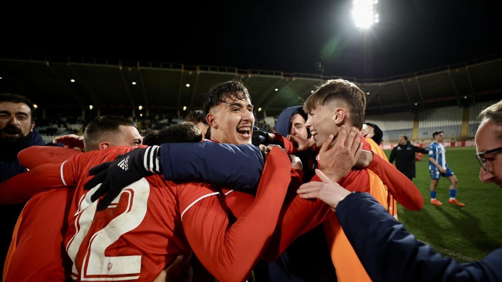 Los rojiblancos celebran su pase a la final de la Copa del Rey Juvenil tras superar al Deportivo.