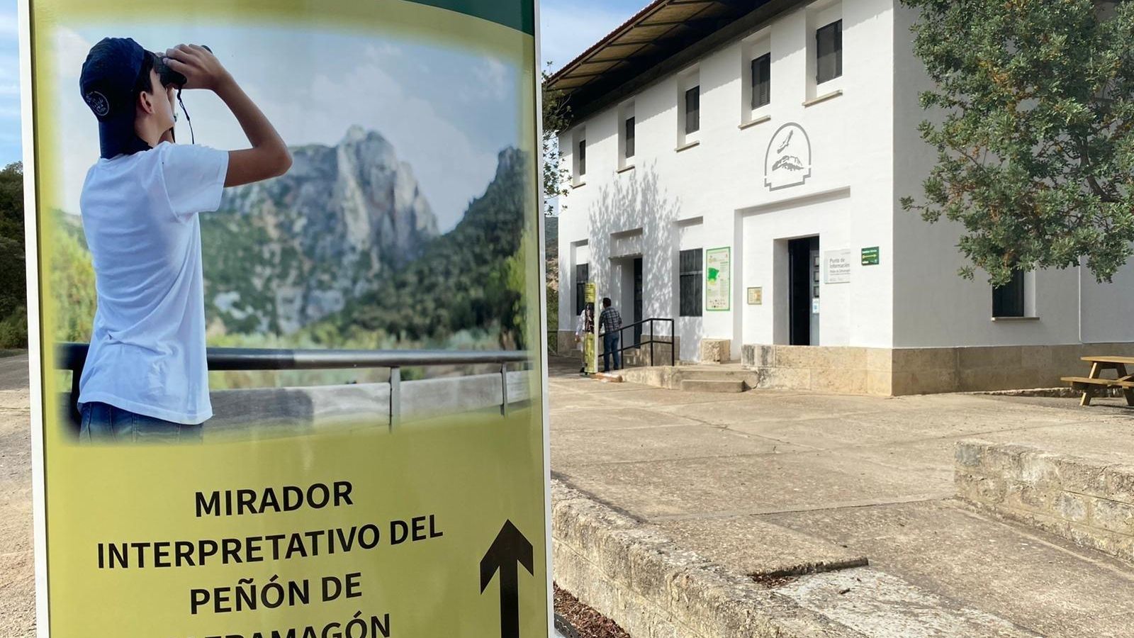 Uno de los lugares más emblemáticos de la Vía Verde es el Peñón de Zaframagón