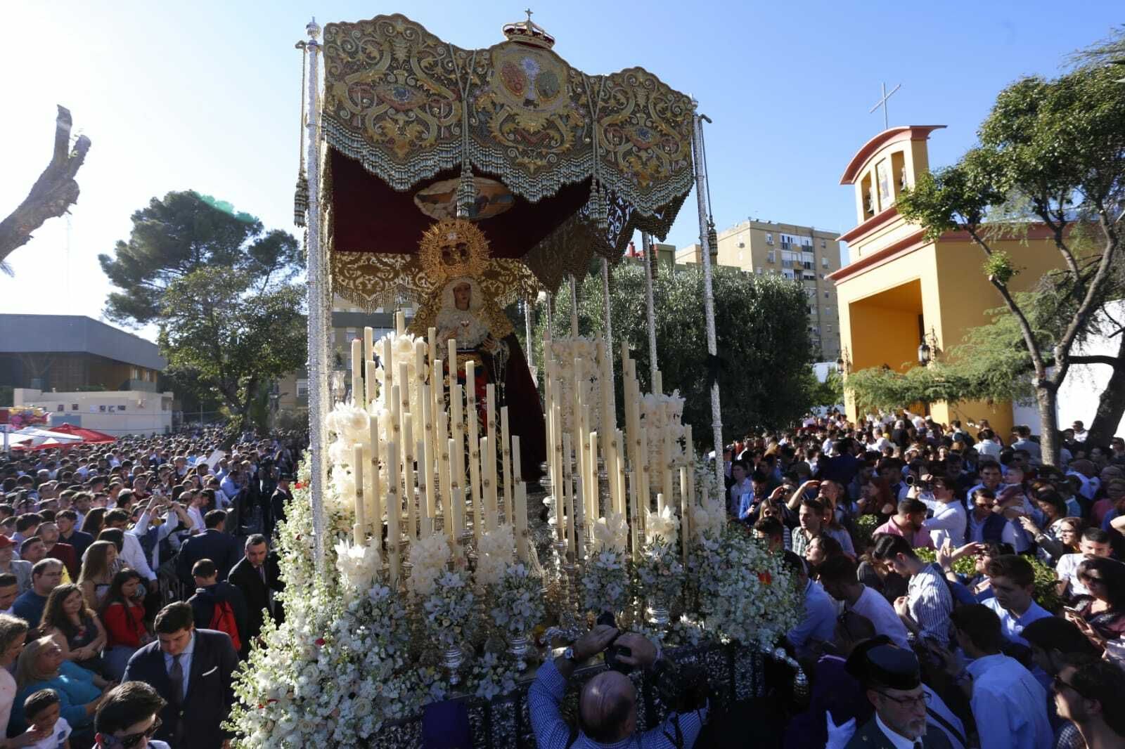 Las imágenes del Viernes de Dolores en Sevilla
