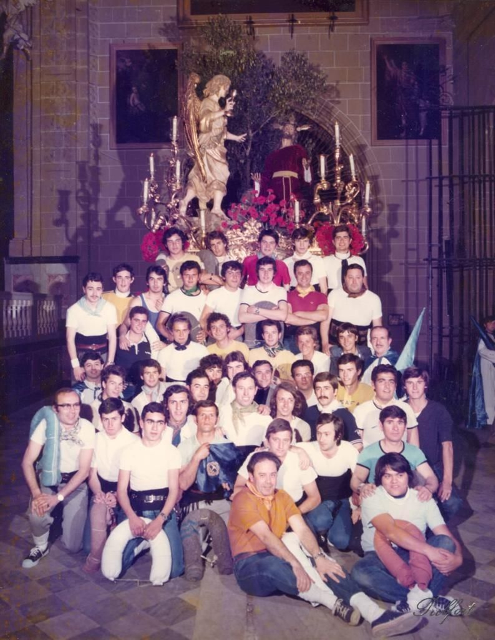 Primera cuadrilla de hermanos costaleros del Paso de Misterio de El Olivo (1978). Máxito, sentado a la derecha, abajo en la fotografía.