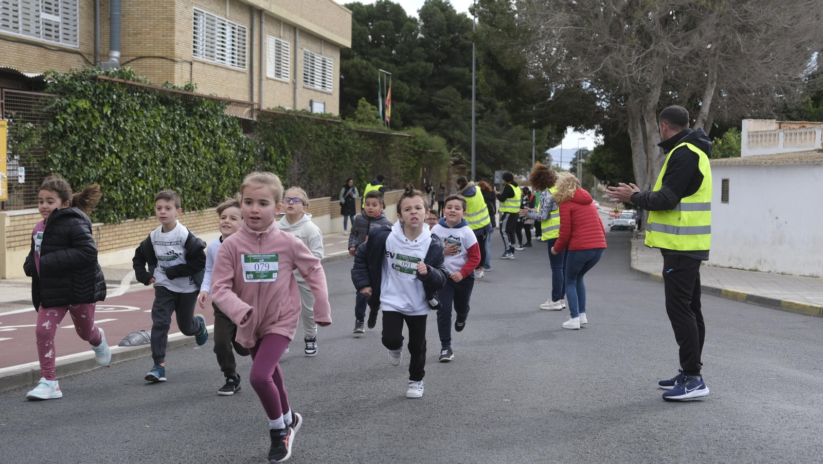 Imágenes de la carrera infantil contra el cáncer en el CEIP Francisco de Goya