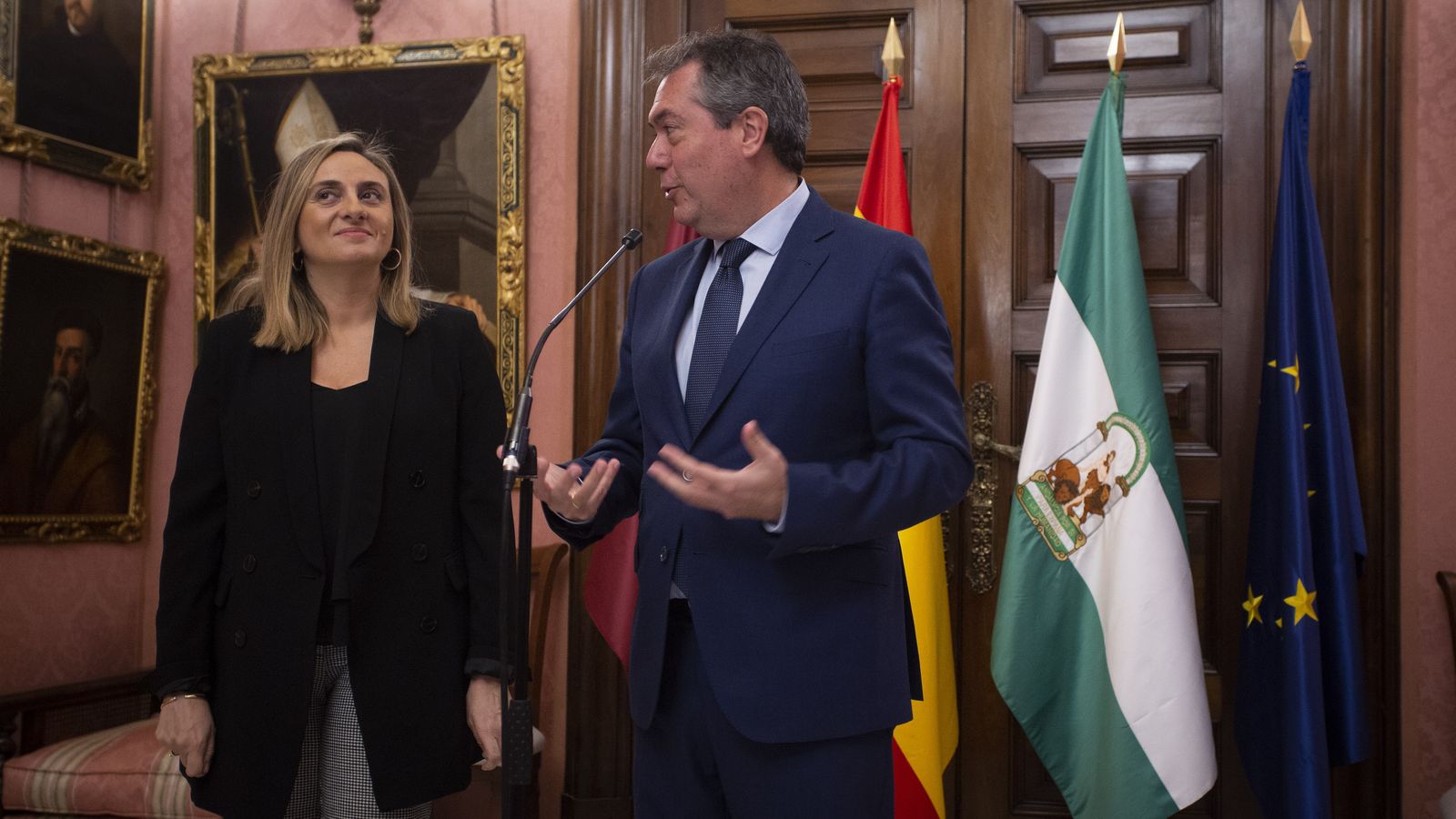La consejera Marifrán Carazo en la rueda de prensa que dio con el alcalde Juan Espadas en el Ayuntamiento sobre el Metro el pasado 18 de noviembre.
