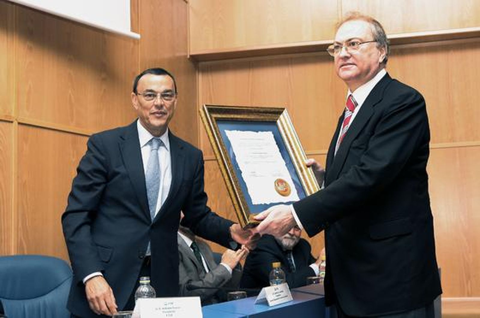 Antonio Guzmán Serrano. Empresario hotelero.
Afincado en Punta Umbría desde 1977, su apuesta por las infraestructuras turísticas se materializa en los conocidos hoteles Pato Amarillo y Pato Rojo, que ofrecen más de 400 plazas en la localidad.

Foto: Paqui Segarra