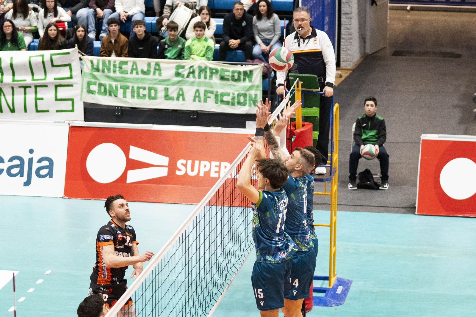 Las imágenes del partido entre Unicaja Costa de Almería y Pamesa Teruel de Superliga de voleibol