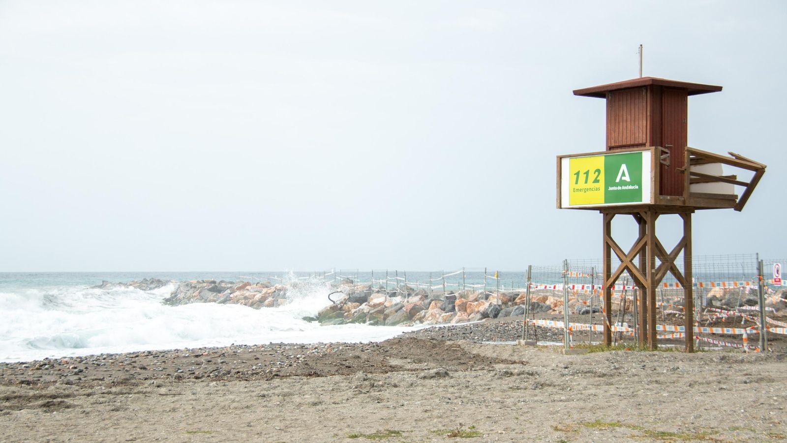 Vista del espigón de Motril con el mar alborotado