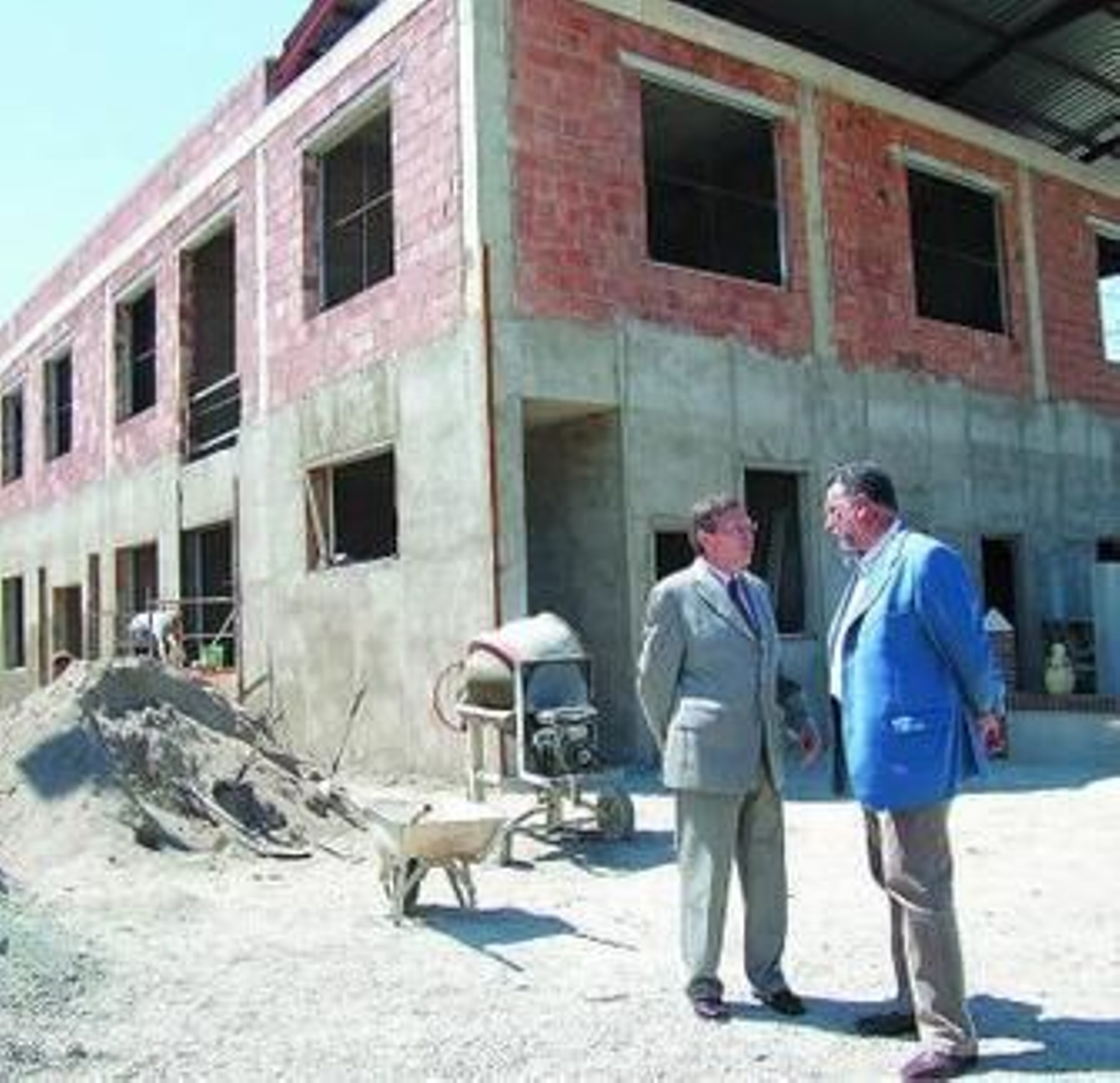 El delegado de Innovación y el alcalde de Huércal-Overa, en las obras.