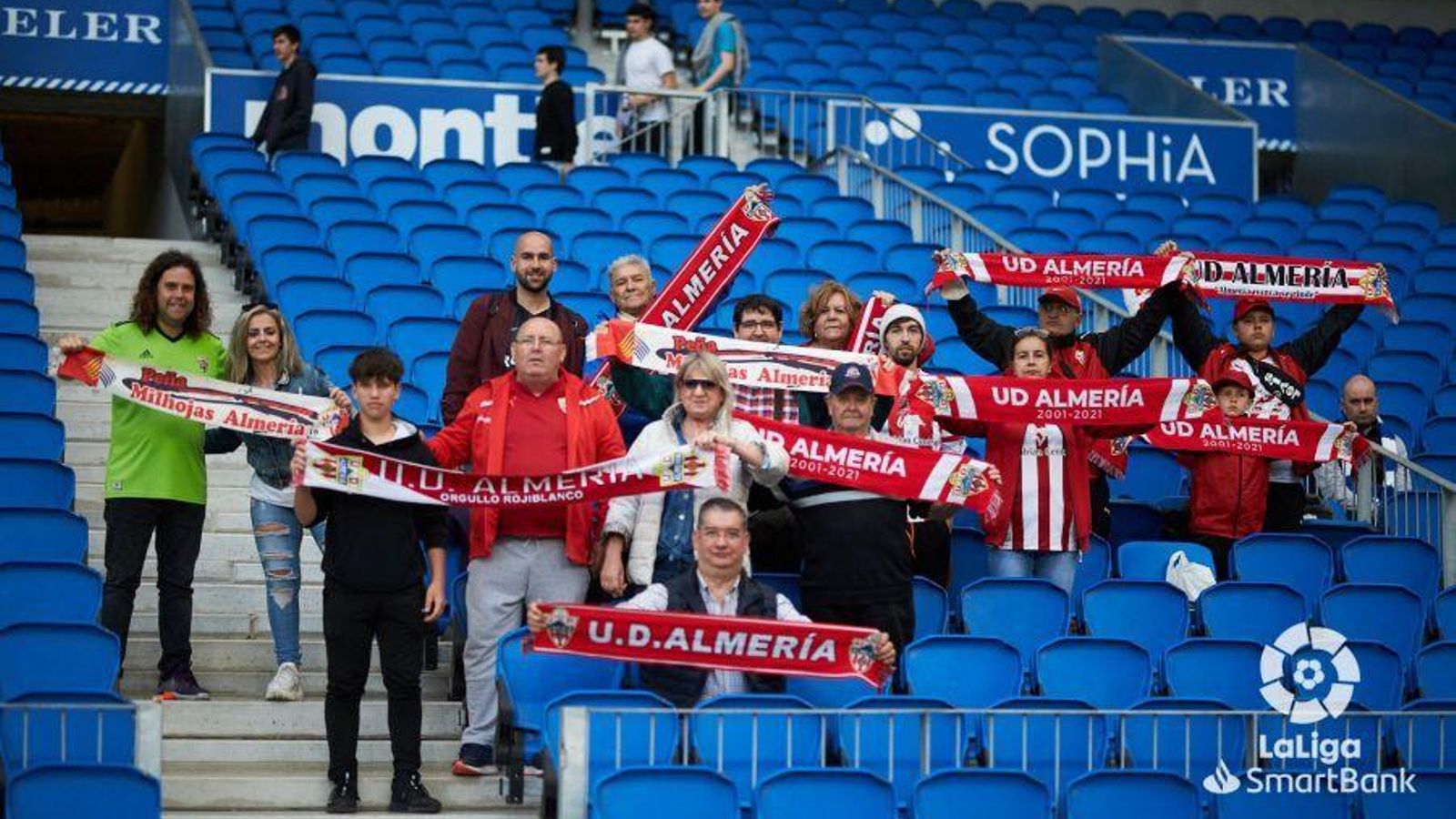 Aficionados del Almería en las gradas del Reale Arena.