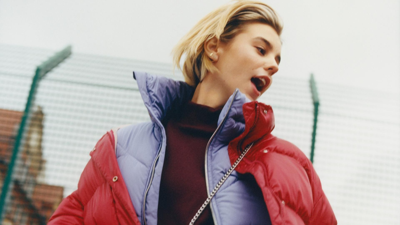 El plumífero vuelve con más fuerza que nunca este invierno y lo querrás combinar con todos tus looks. Largo o corto y de distintos tejidos y colores, no habrá look que se le resista. Las firmas saben que queremos llevarlo siempre encima para protegernos del frío y se han puesto las pilas con modelos chulos. Estos son algunos de los mejores puffy coats que encontrarás en tiendas esta temporada.
