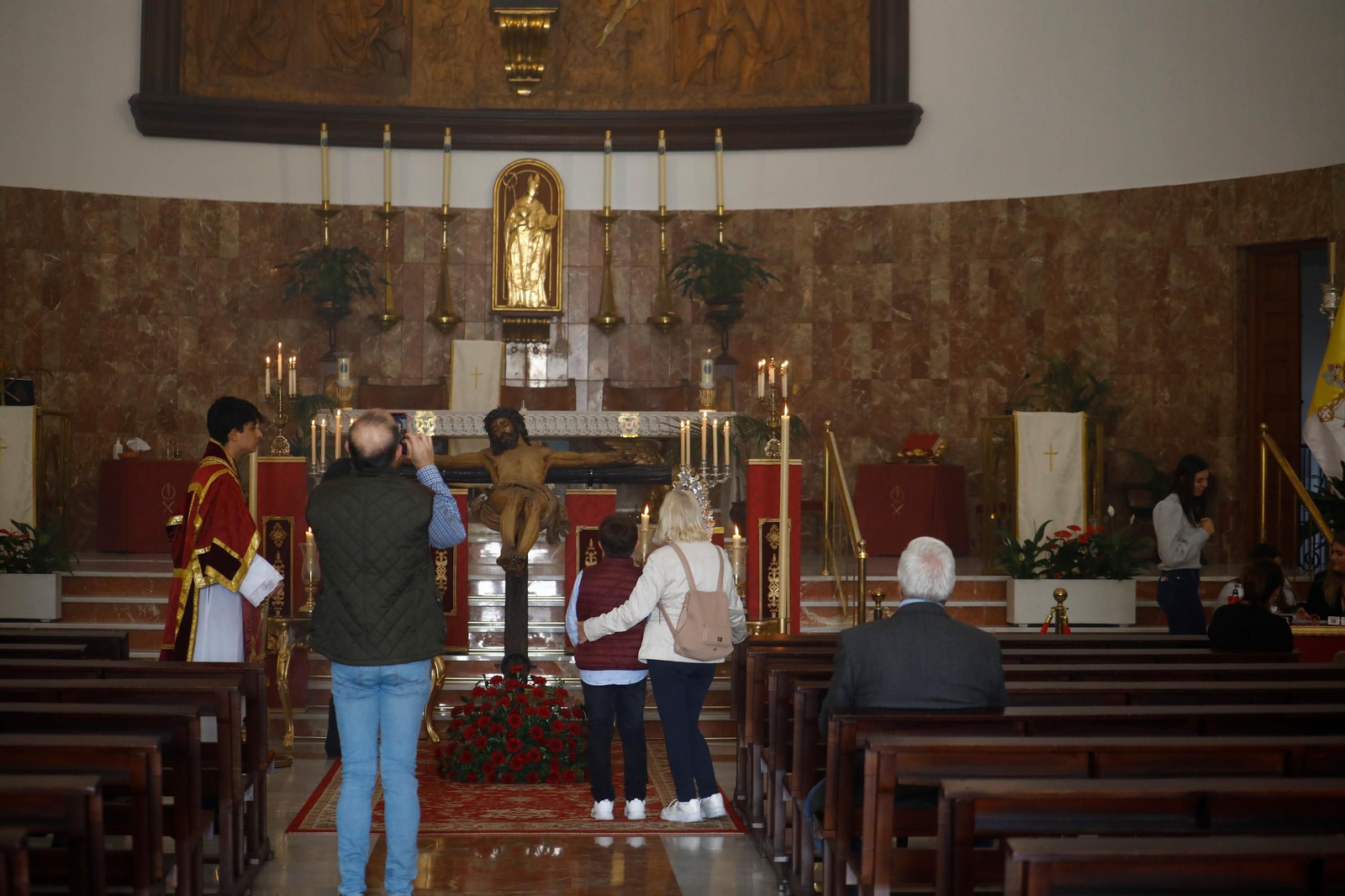 Las mejores fotos del besapiés al Cristo de la Confianza de Córdoba