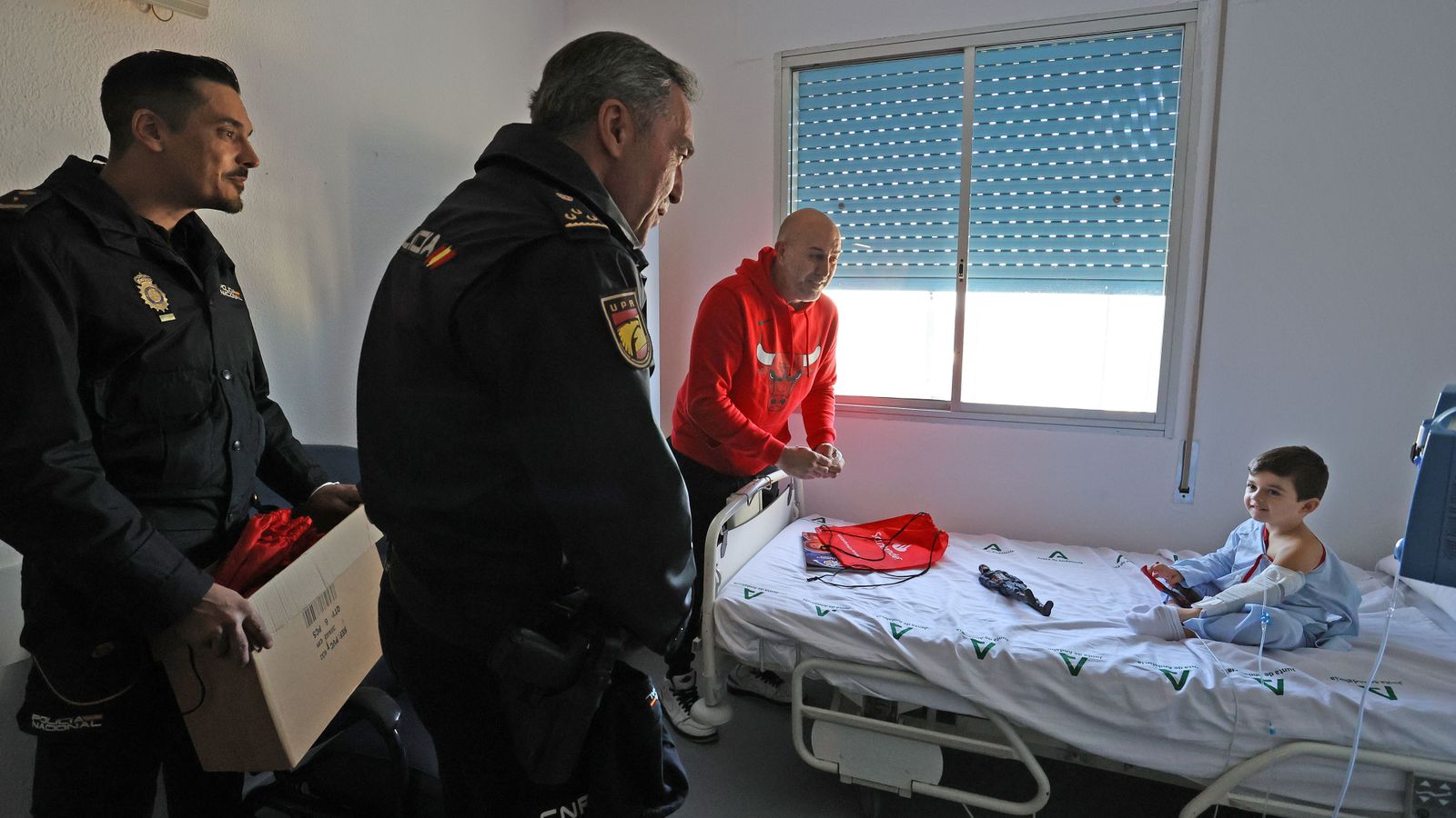 La Policía Nacional de Jerez con los niñ@s hospitalizados en el Hospital Universitario