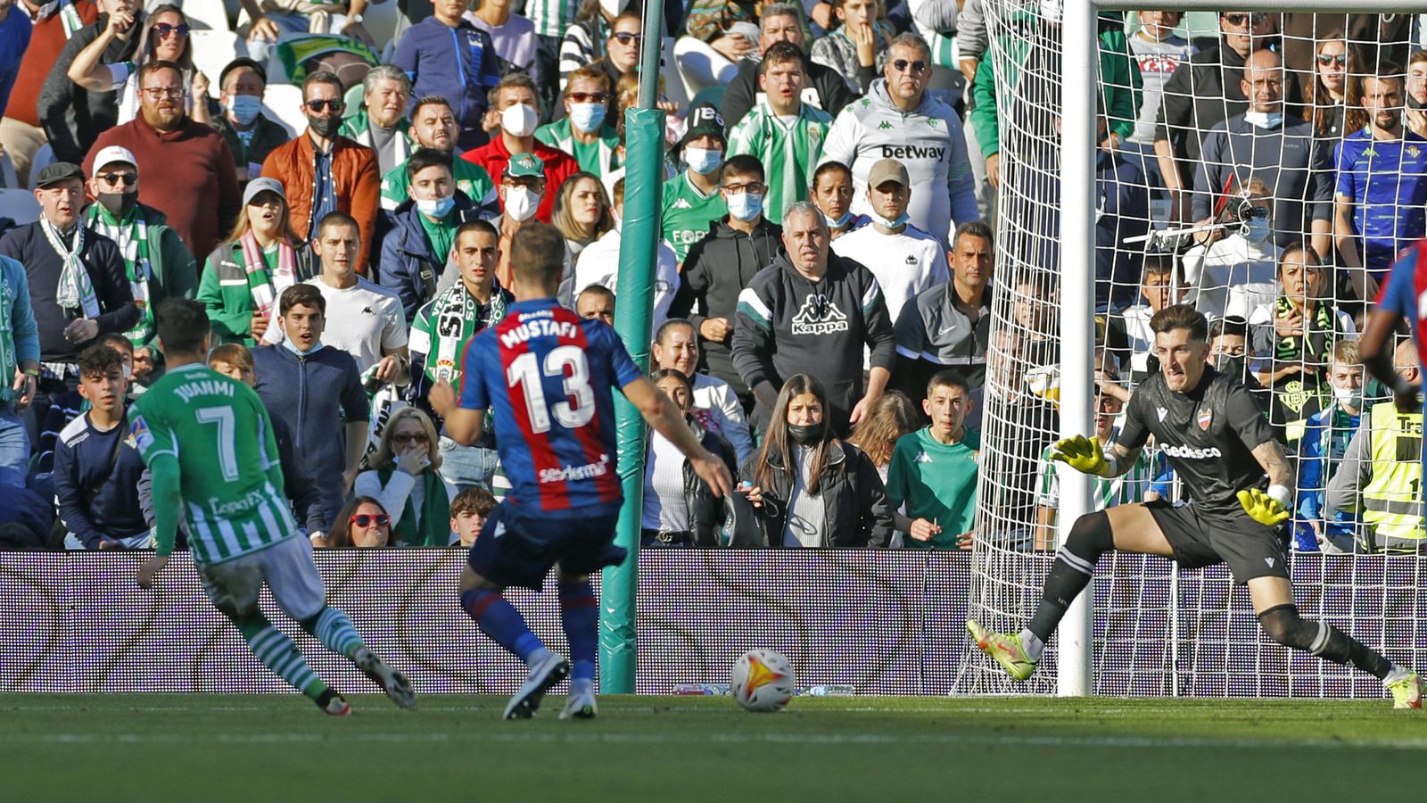Golpeo con el pie izquierdo tras el pase de Fekir y el 3-1 para Juanmi y para el Betis.