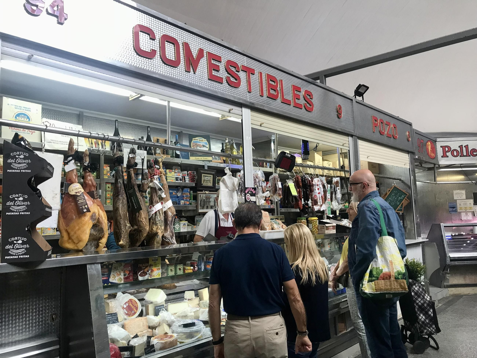 Los puestos más afectados son los de los hermanos Pozo: Juan, charcutero, y Nicolás, frutero y verdulero. Frente a ellos, Yésica, vendedora de aceitunas y encurtidos, completa el triángulo de víctimas.