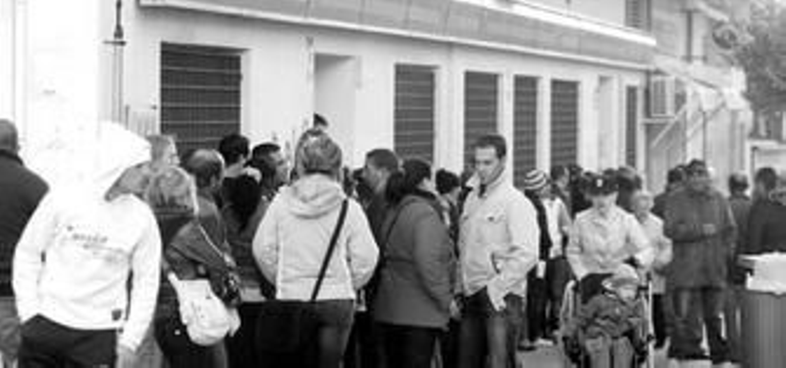 Las colas registradas este verano ante el Servicio Público de Empleo Estatal de Santa Marta se repiten ahora en la oficina de Muñoz de Vargas.