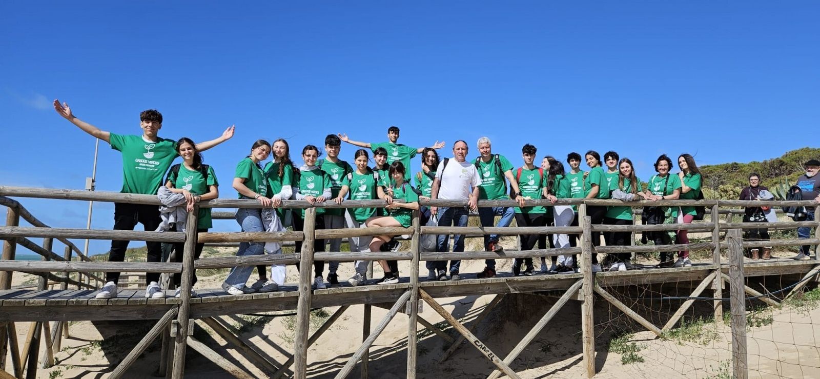 Los alumnos del IES Arroyo Hondo en una de las jornadas de trabajo de su proyecto “Reforestación dunar, un paso camaleónico”.