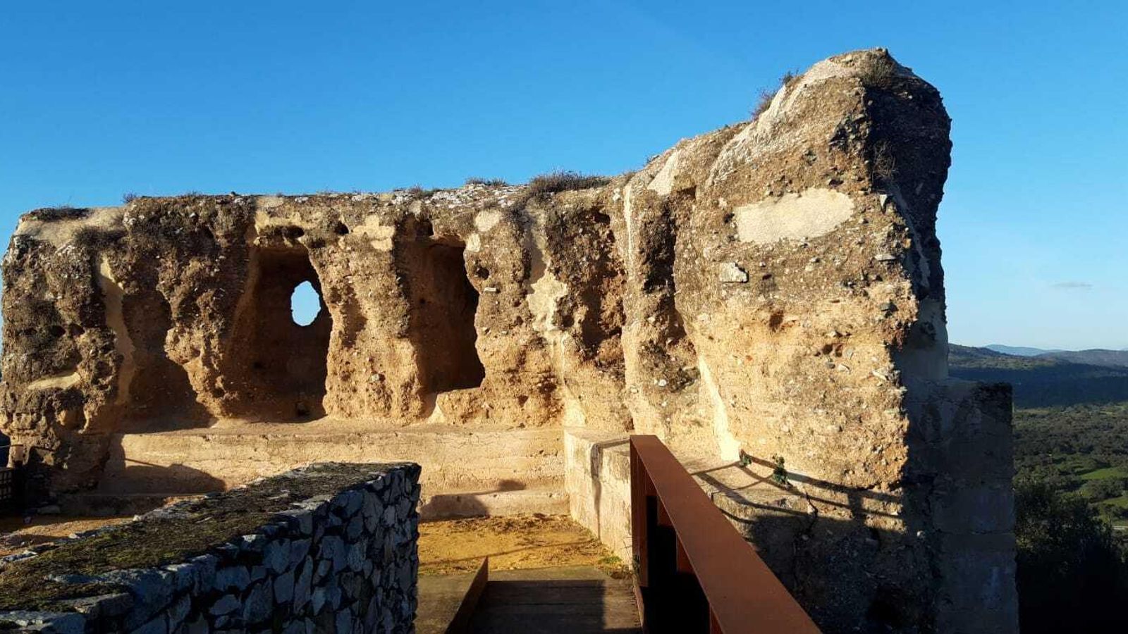 Restos del Castillo de las Guardas.